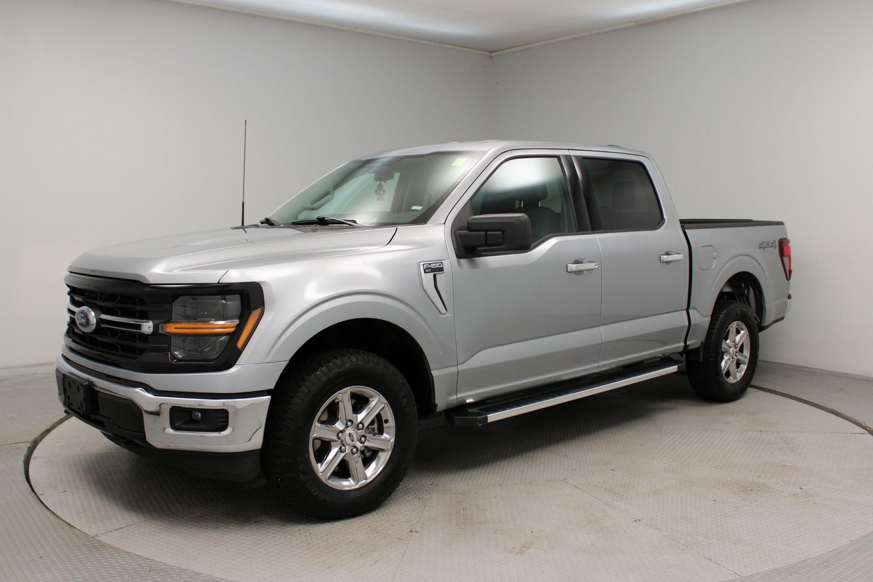 Used 2025 ICONIC SILVER METALLIC Ford XLT 4WD SuperCrew 5.5