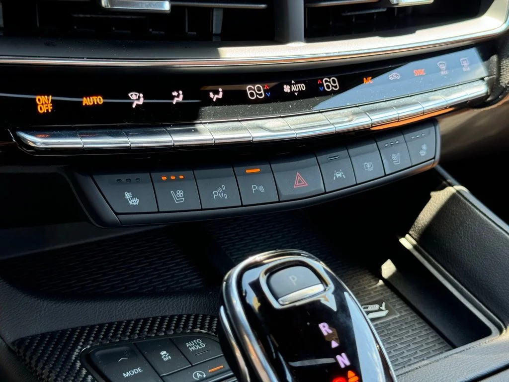 Used 2025  Cadillac Premium Luxury image 33
