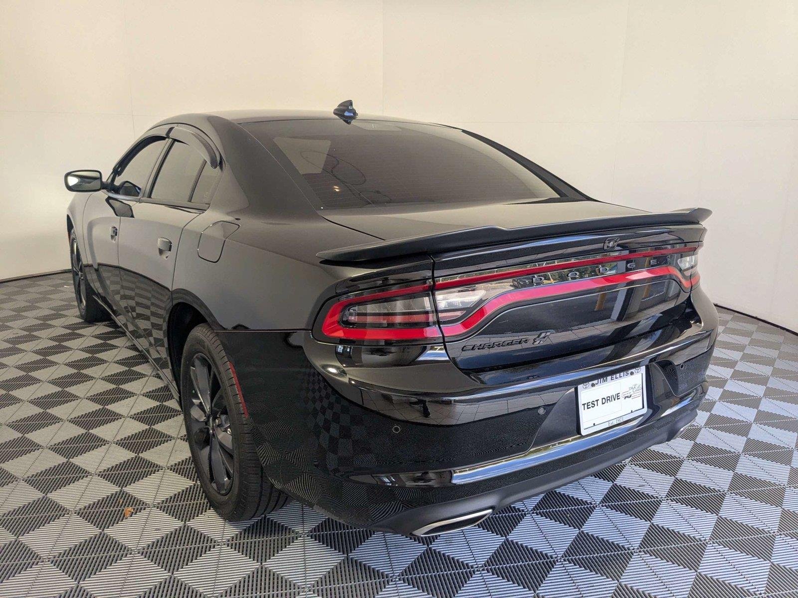 Used 2023 Pitch Black Clearcoat Dodge SXT image 7