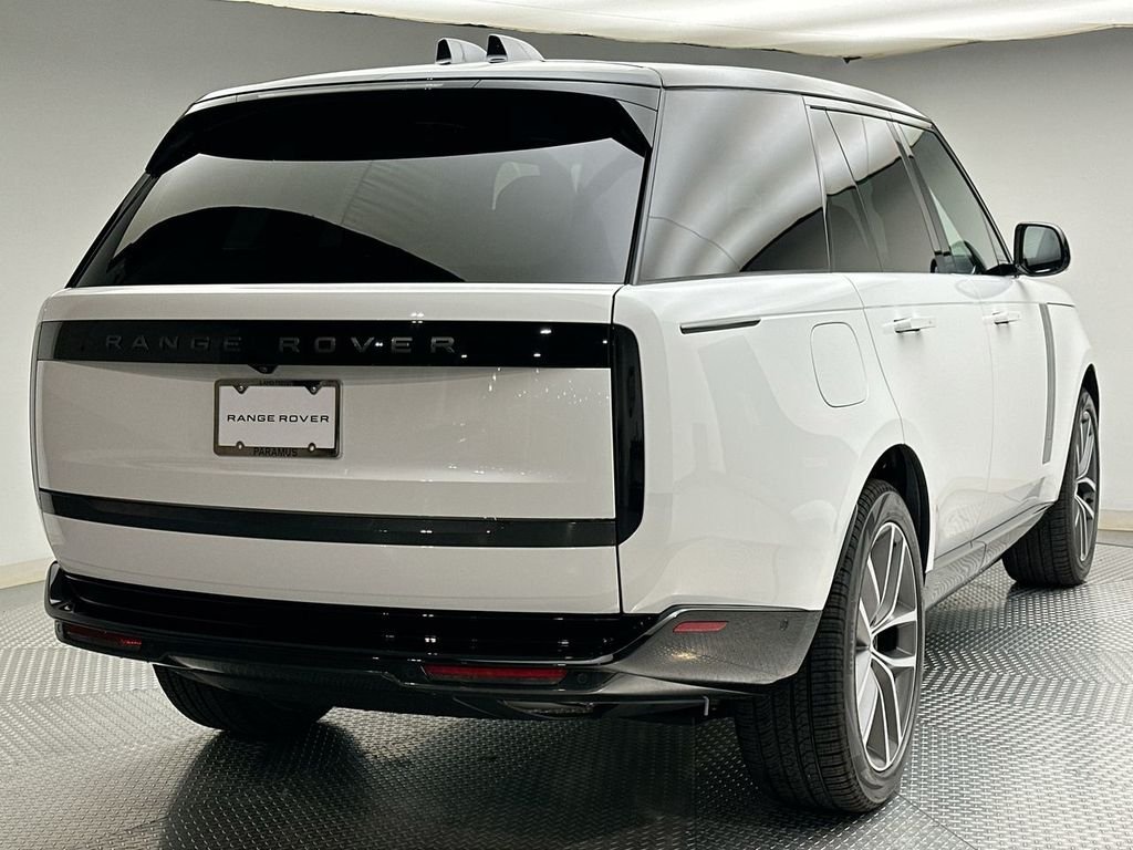 New 2027 Fuji White Land Rover SE image 3
