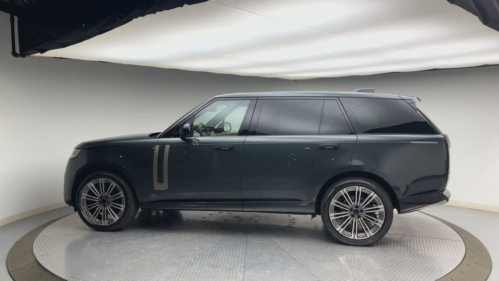 New 2026 Belgravia Green Metallic Land Rover SE image 5