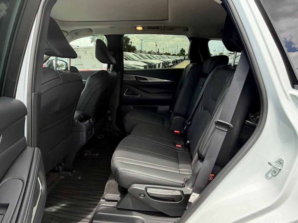New 2027 RADIANT WHITE INFINITI Luxe FWD image 14