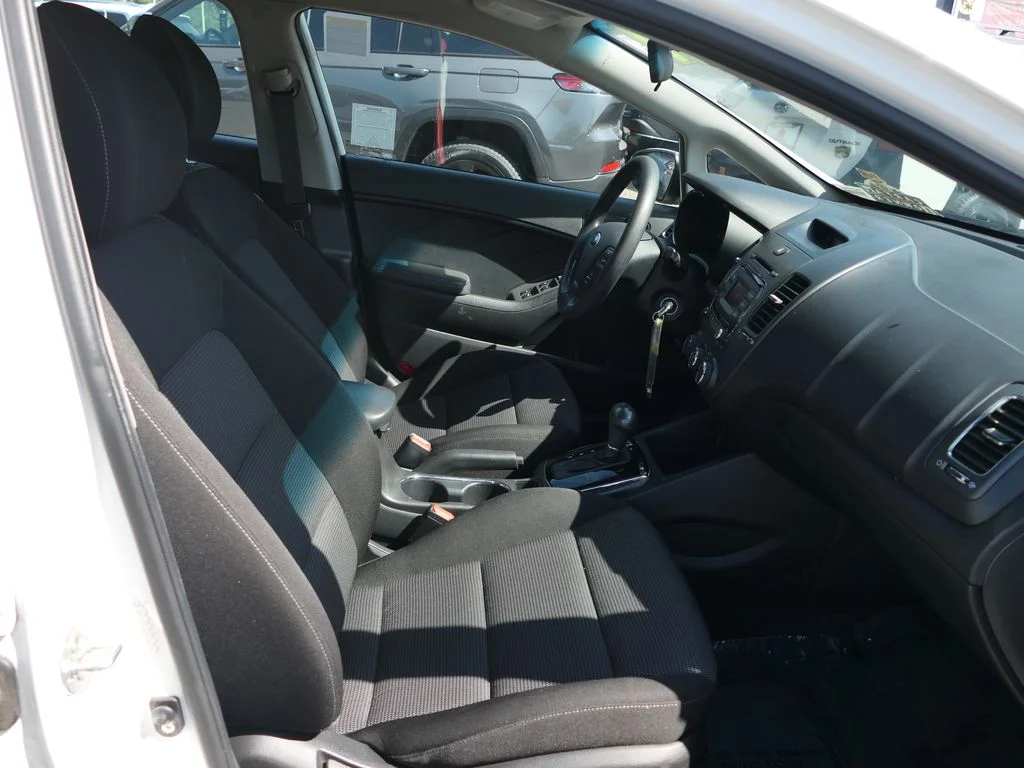 Used 2017 White Kia LX image 25