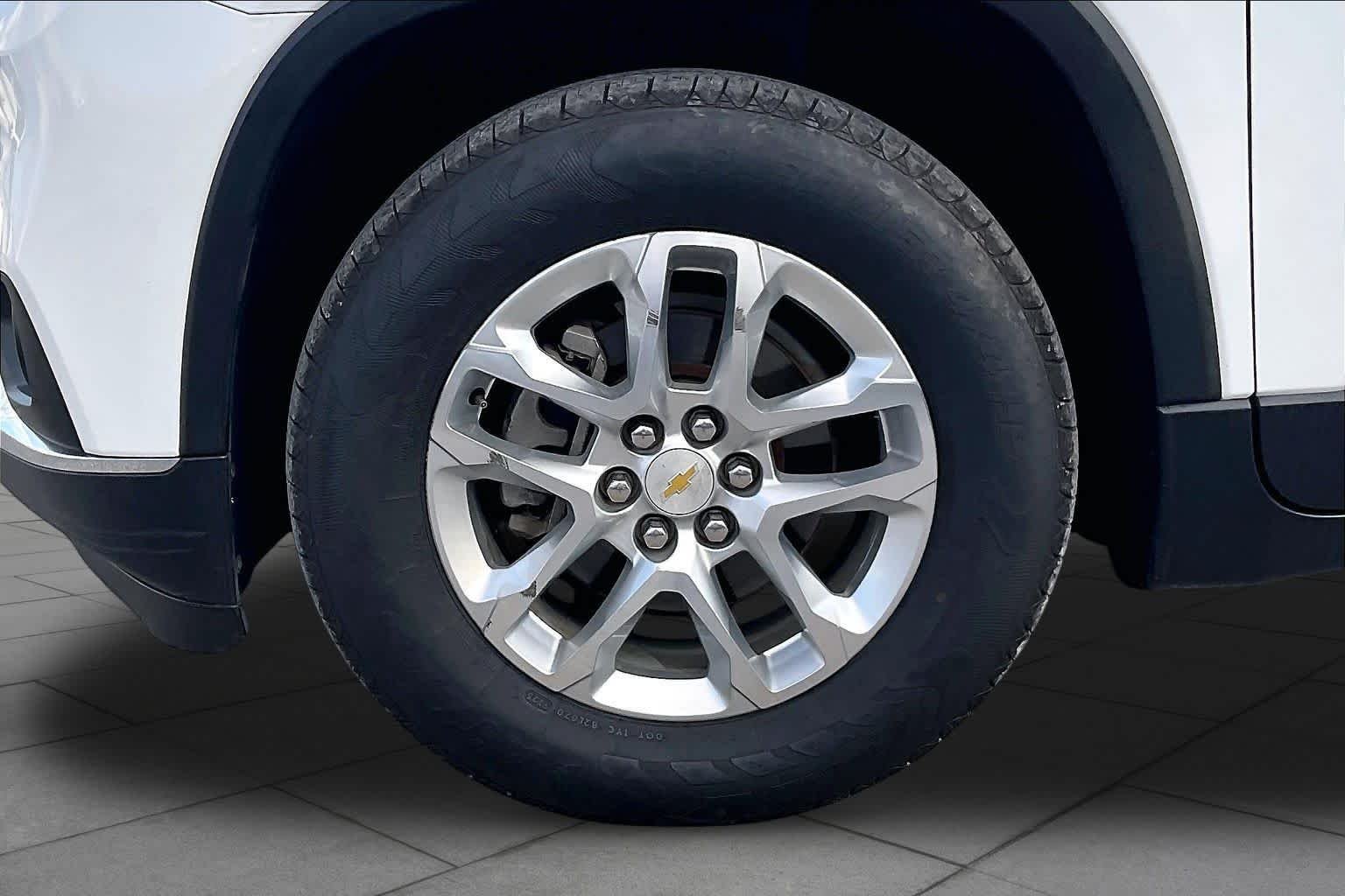 Used 2018 Summit White Chevrolet LT Cloth image 11