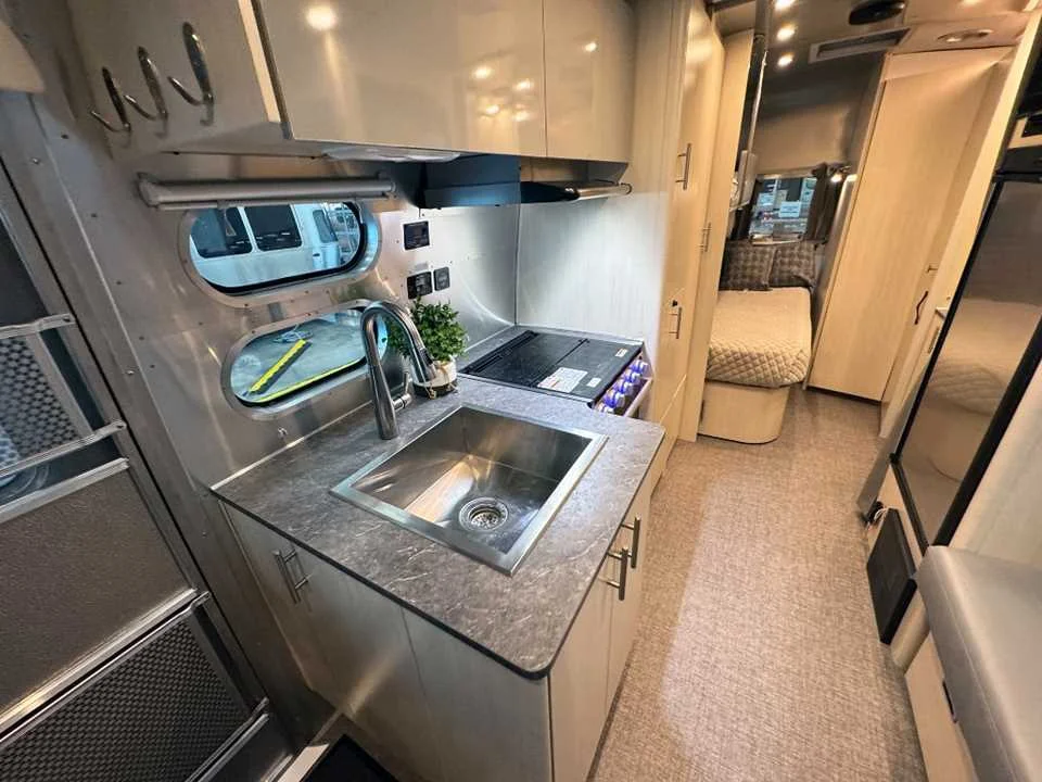 Used 2021 SILVER AIRSTREAM  image 10