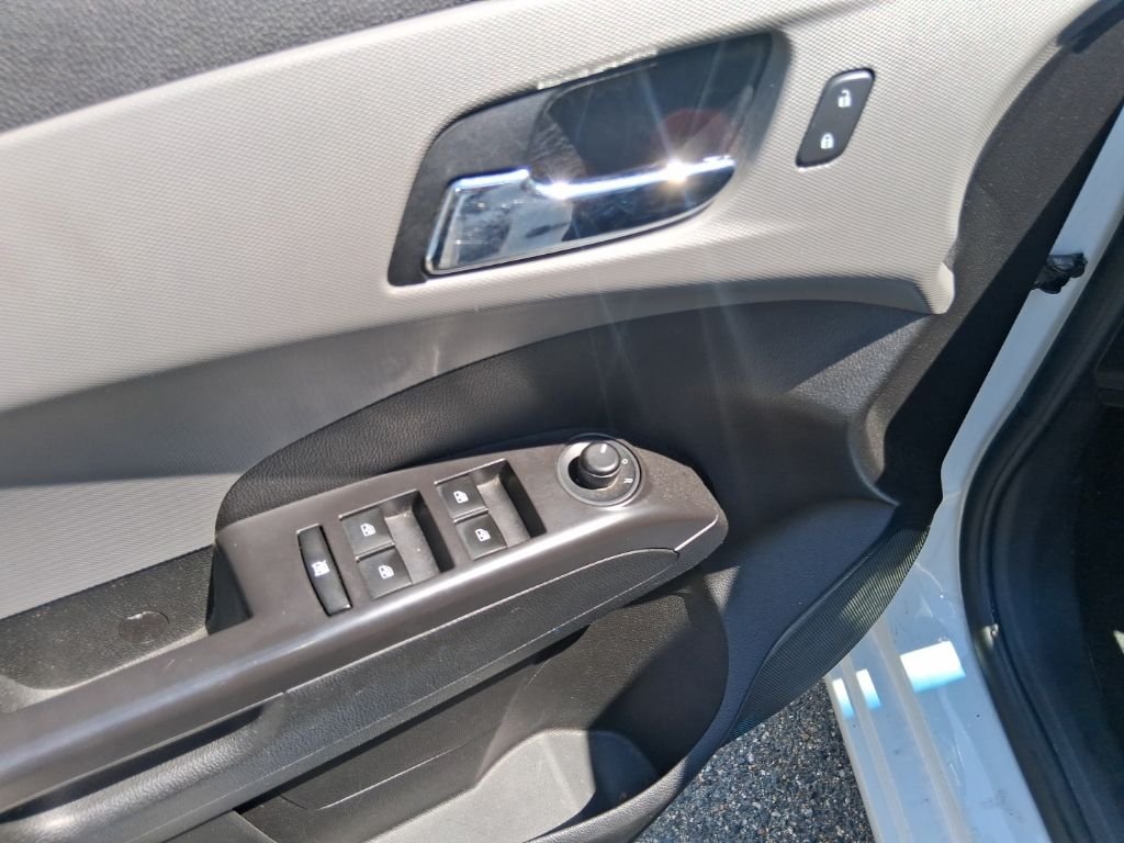 Used 2014 White Chevrolet LTZ image 10