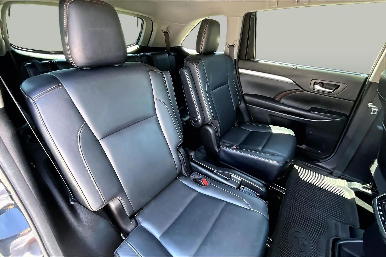 Used 2017 Midnight Black Metallic Toyota XLE image 20
