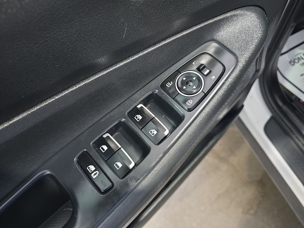 Used 2023 White Hyundai SEL image 13