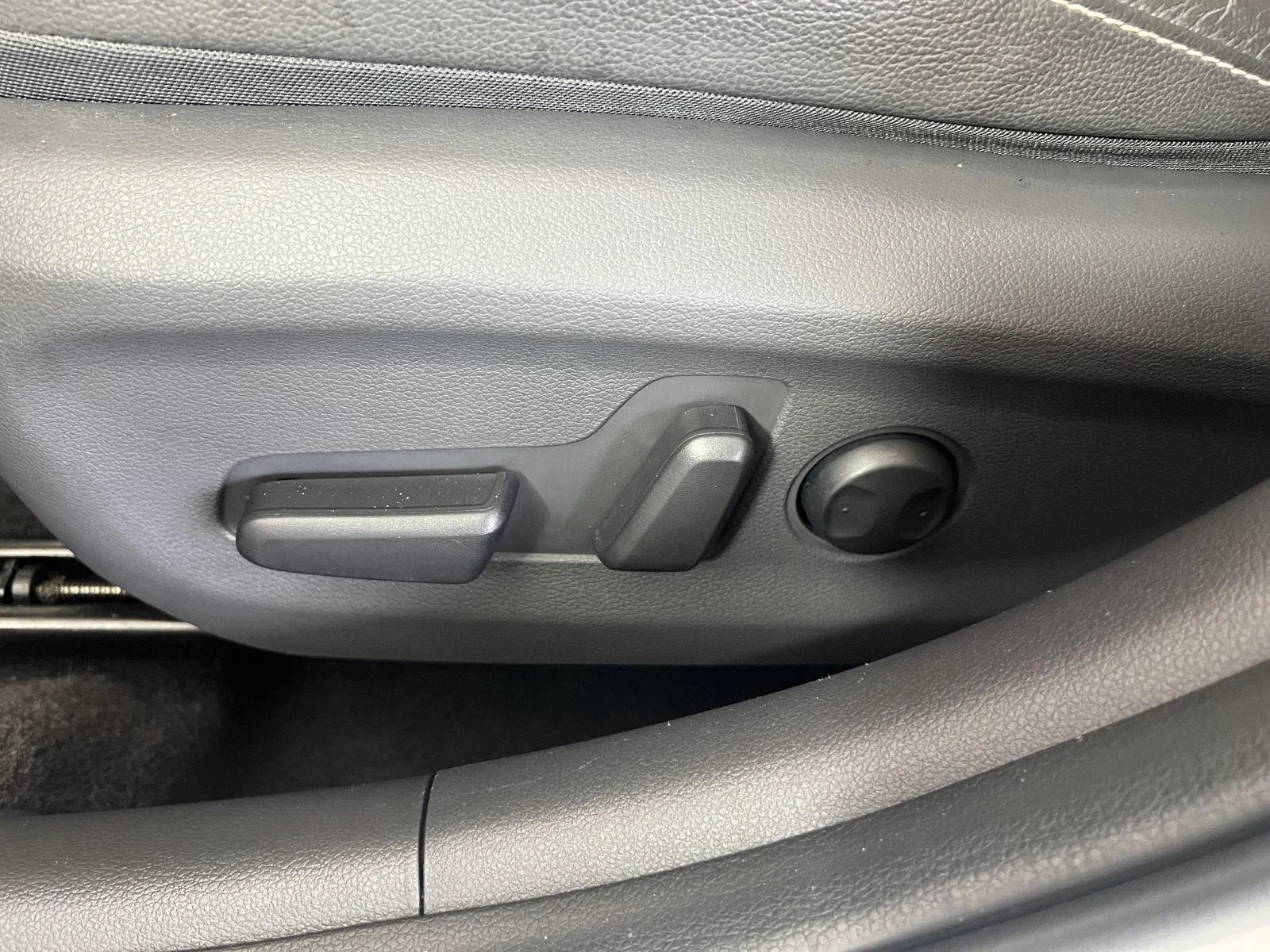 Used 2019 Ceramic White Hyundai Limited image 9