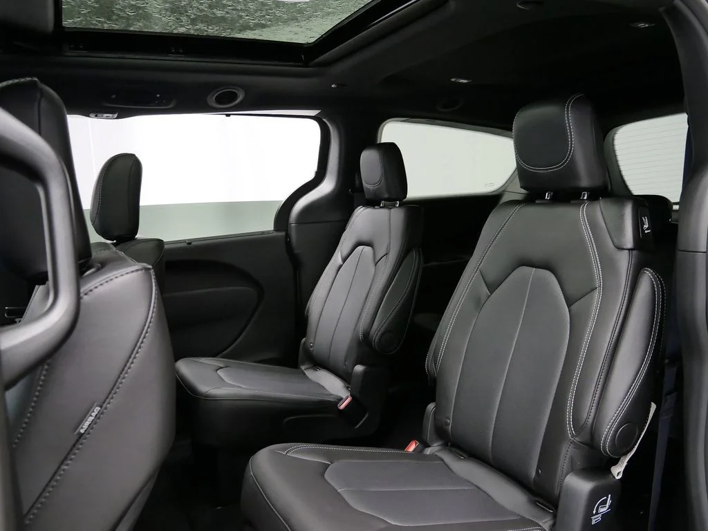 2026 Chrysler Pacifica Select - Photo 22