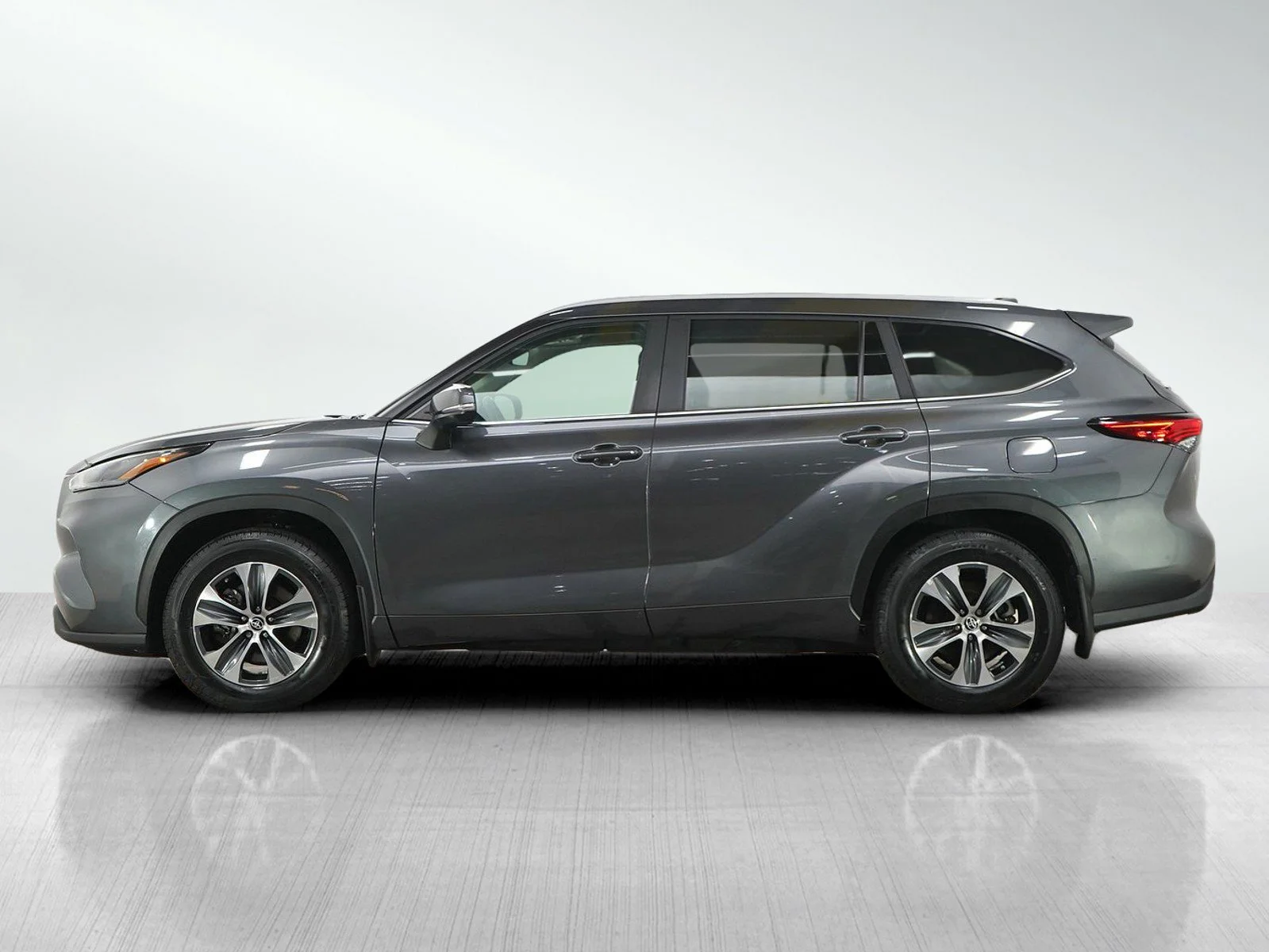 Used 2023 Toyota Highlander XLE with VIN 5TDKDRBH0PS501496 for sale in Burnsville, Minnesota