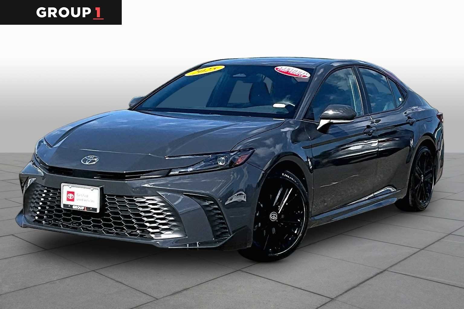 2025 Toyota Camry SE Hybrid's photo
