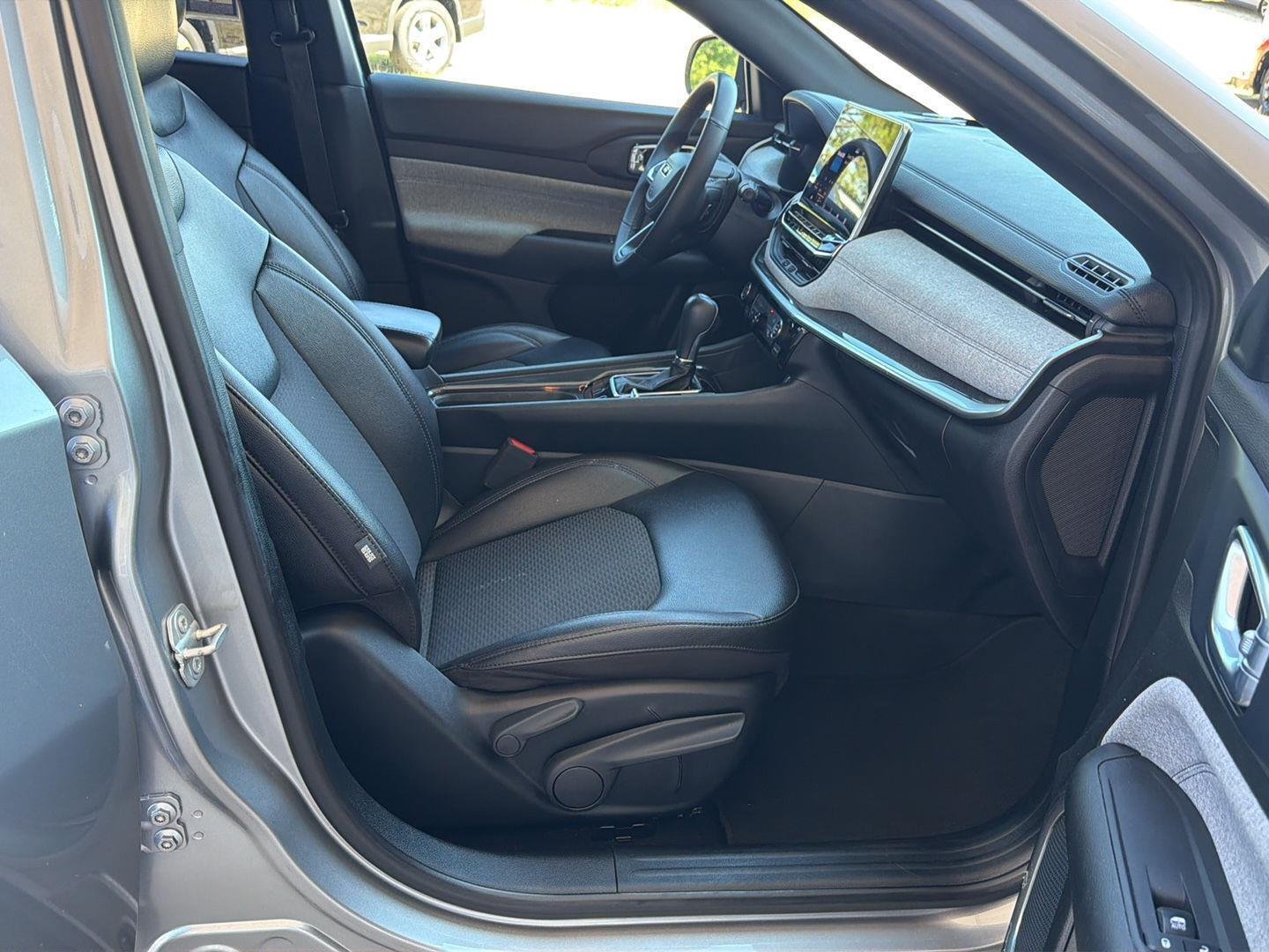 Used 2024  Jeep Latitude image 13