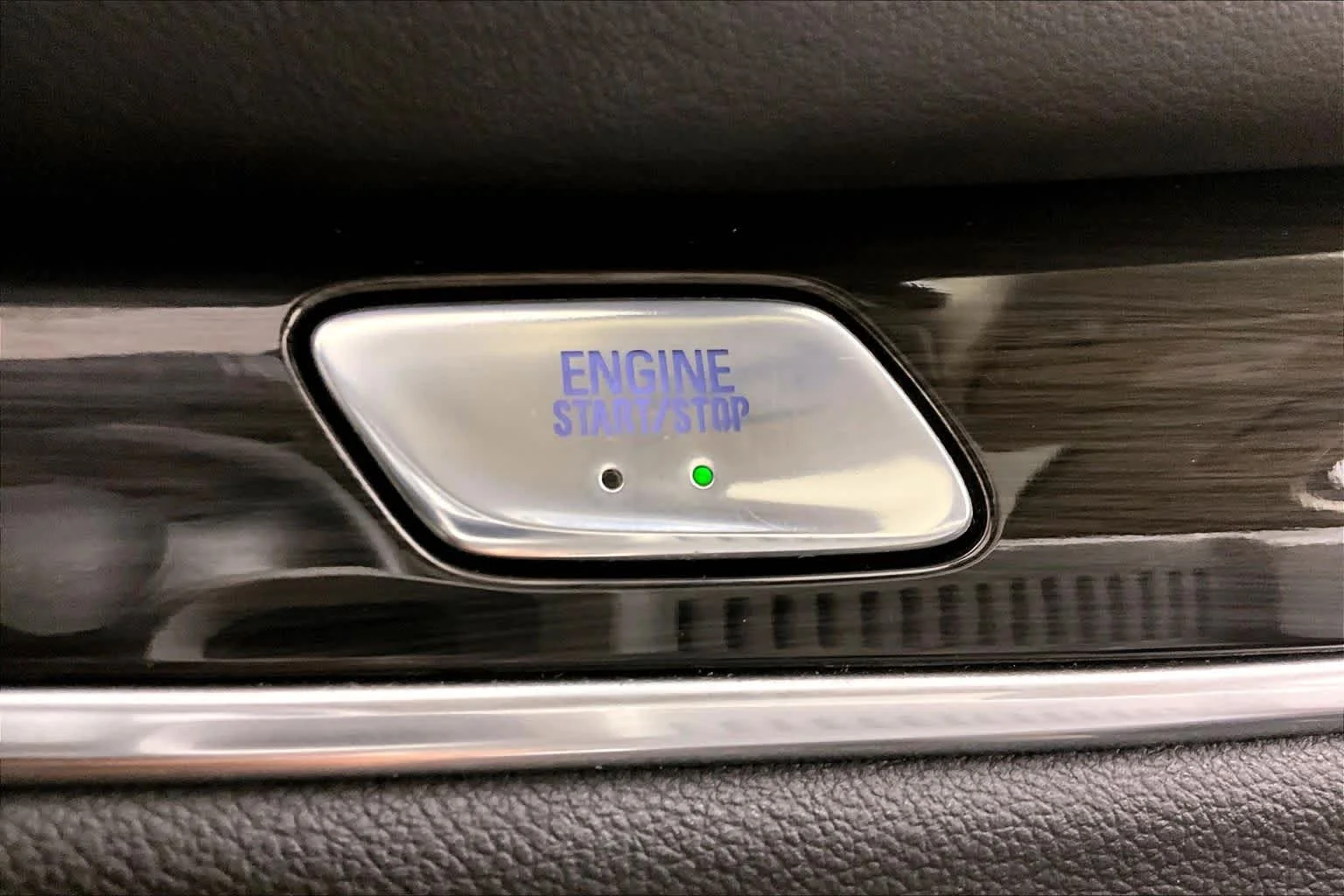 Used 2018 Pepperdust Metallic Buick Essence image 31