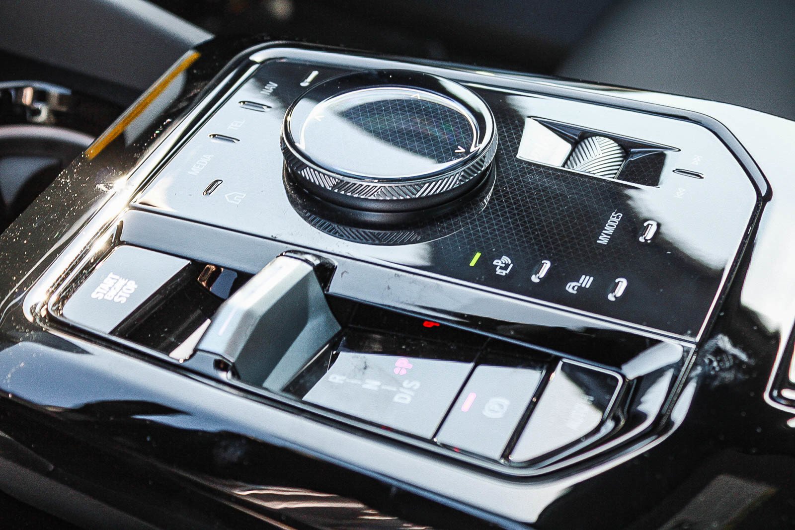 New 2027 Brooklyn Grey Metallic BMW 550e xDrive image 17