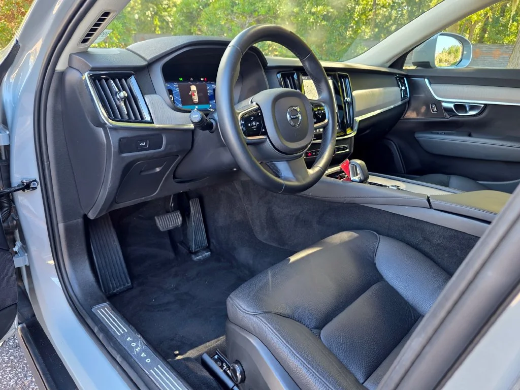 Used 2025 Gray Volvo Plus, B6 AWD Gas (mild hybrid) image 11
