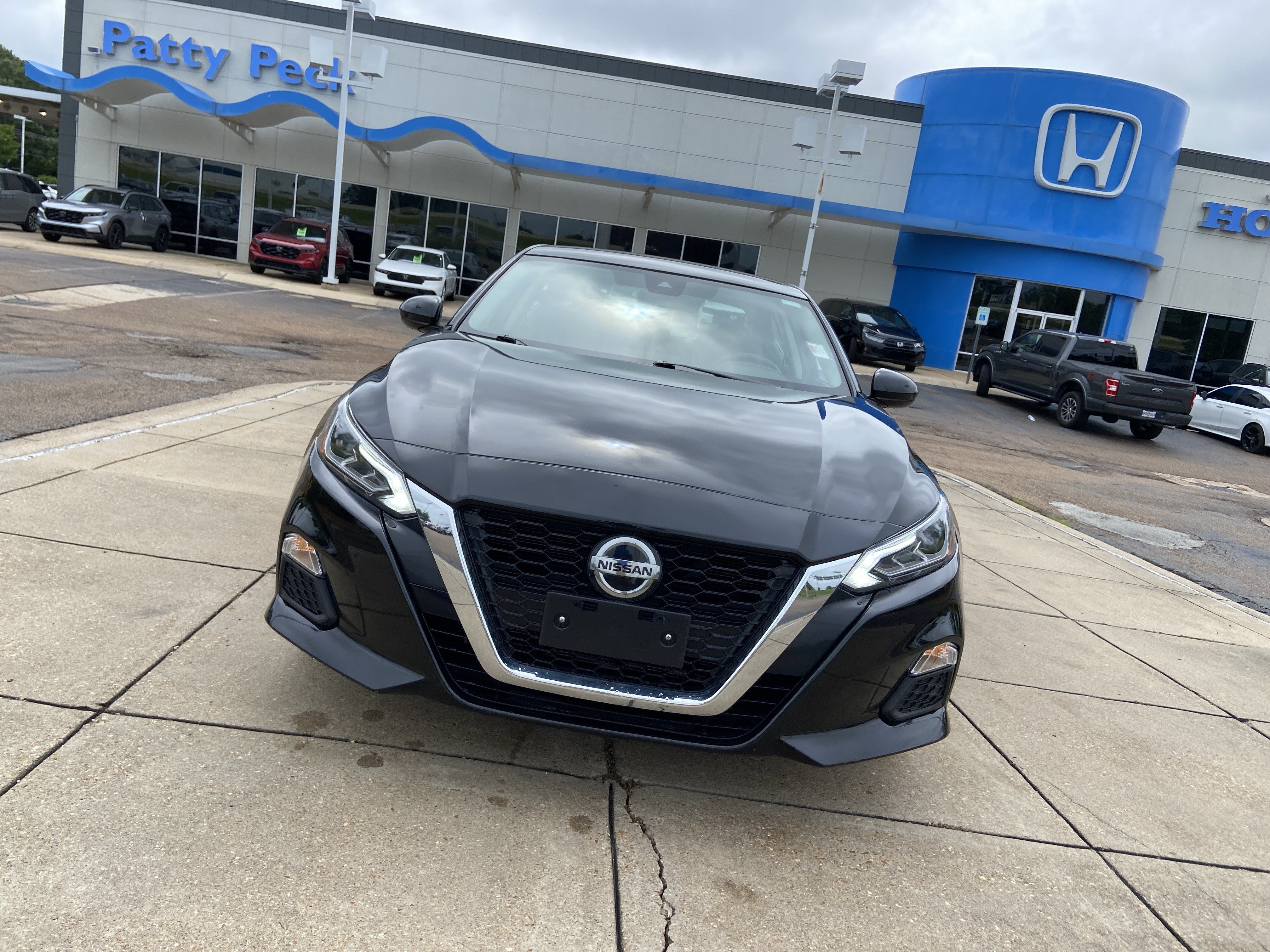 Used 2022 Super Black Nissan 2.5 SV image 2