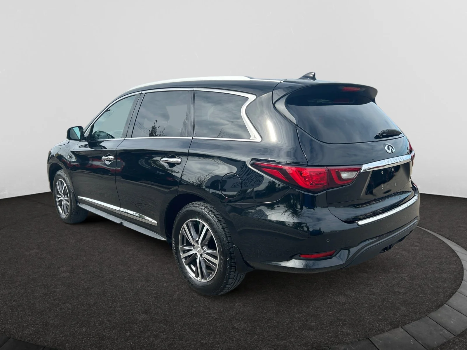 Used 2019 BLACK INFINITI PURE AWD image 3
