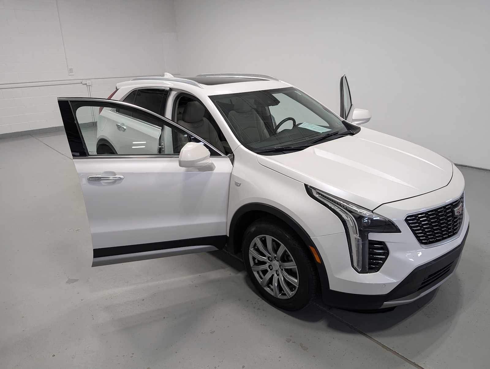 Used 2019 CRYSTAL WHITE TRICOAT Cadillac AWD Premium Luxury image 16