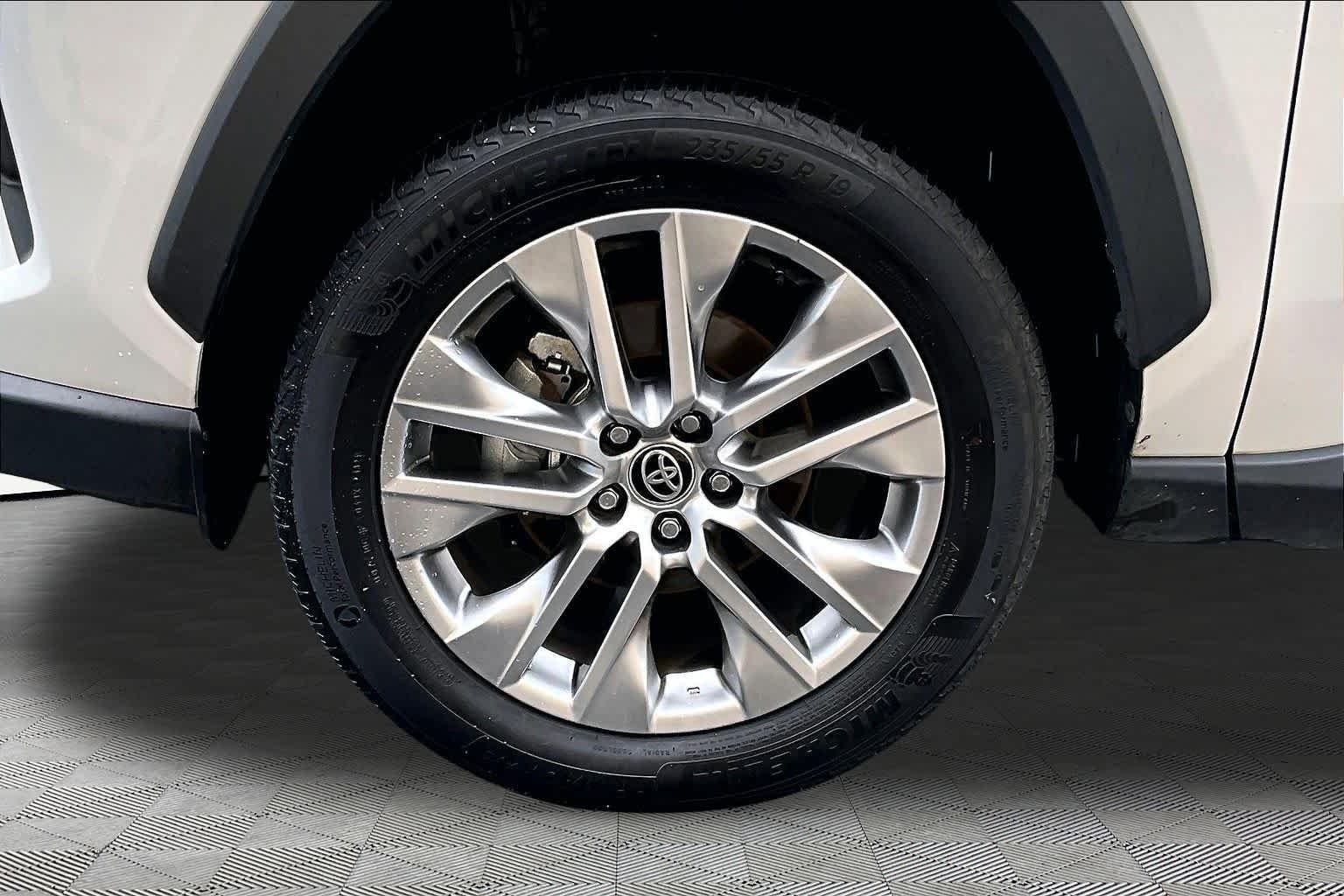 Used 2025 Wind Chill Pearl Toyota XLE Premium image 10