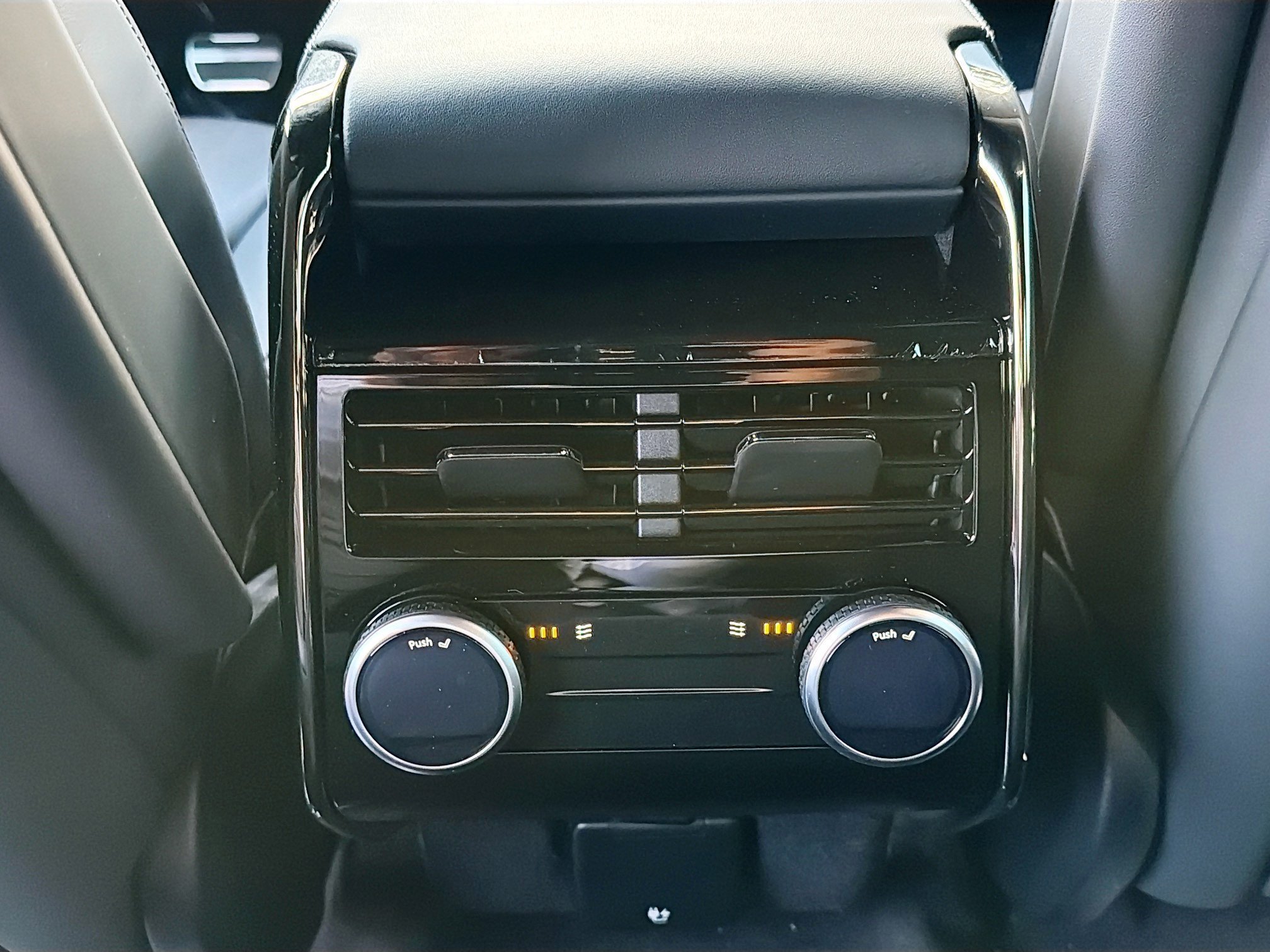 New 2026 Santorini Black LAND ROVER Dynamic SE image 19