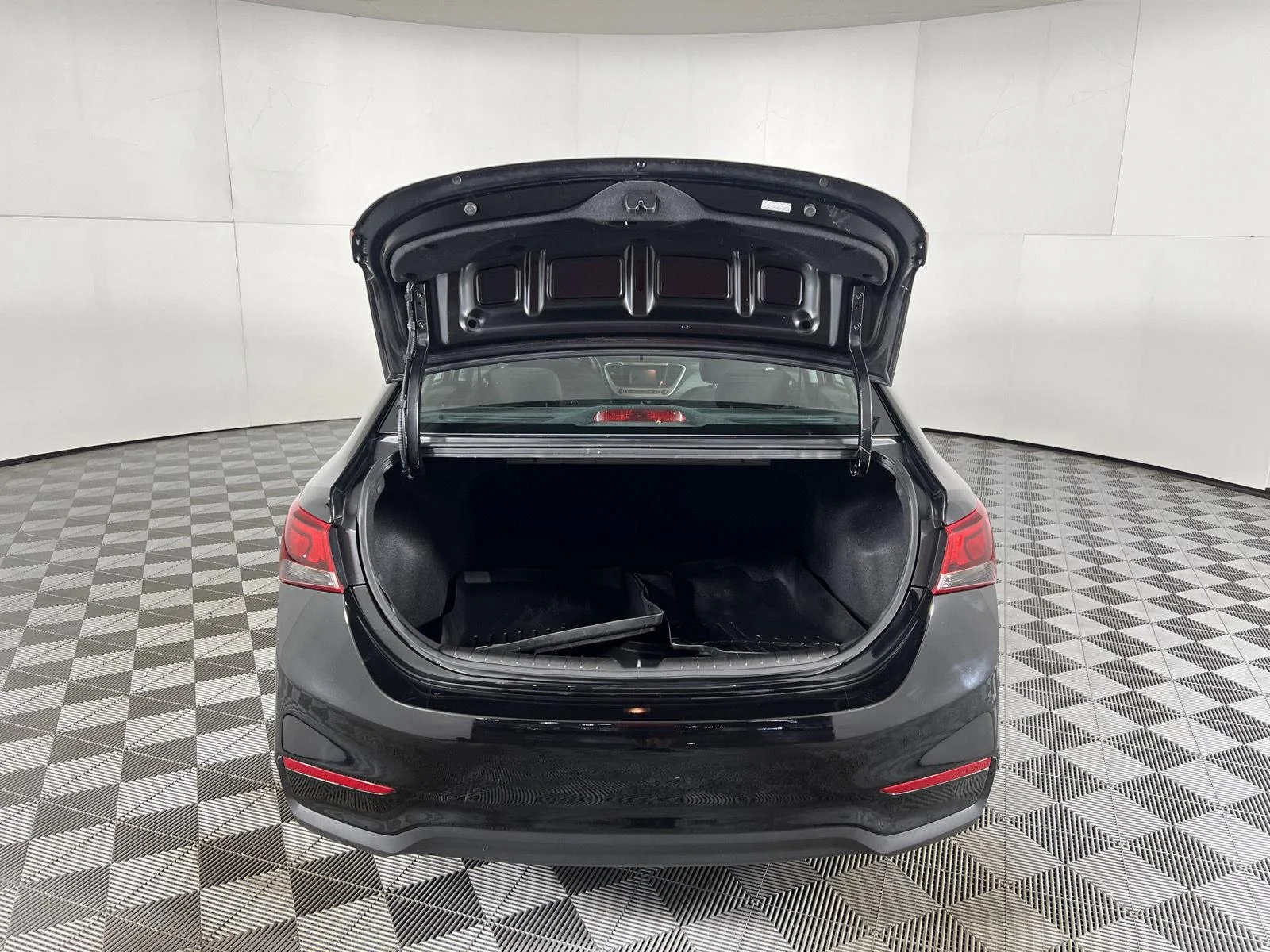 Used 2022 Absolute Black Hyundai SE image 23