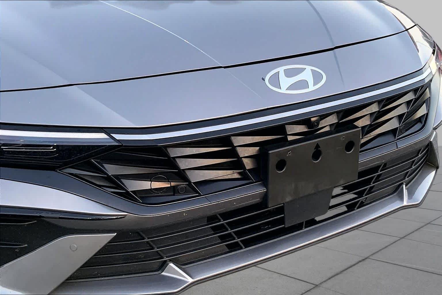 Used 2024 Fluid Metal Hyundai Limited image 27