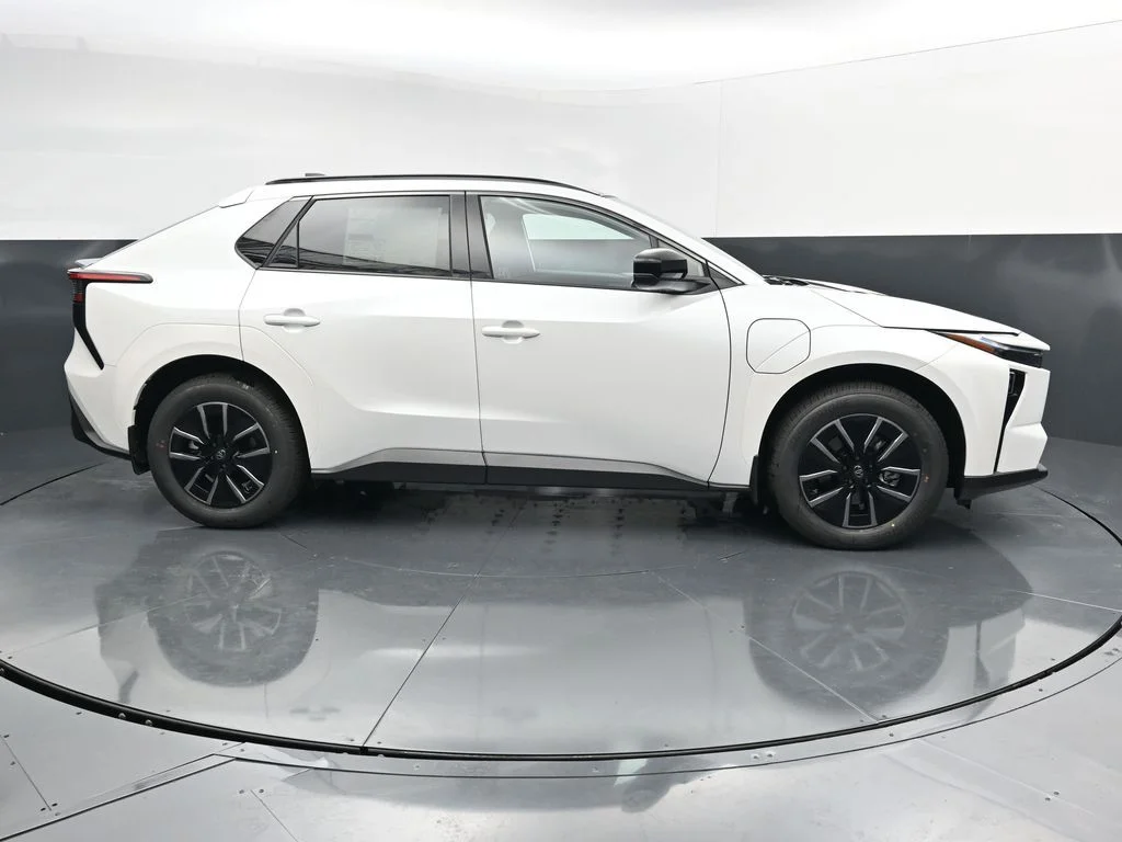 New 2026 Wind Chill Pearl <sup>1</sup> Toyota  XLE image 9