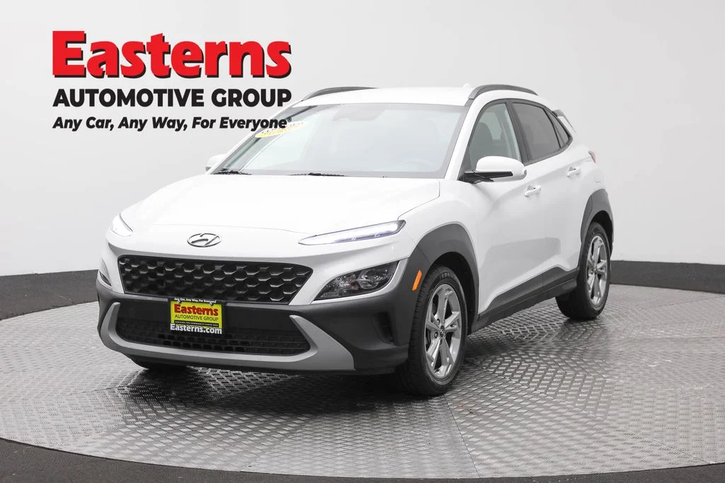 Used 2023 White Hyundai SEL image 1