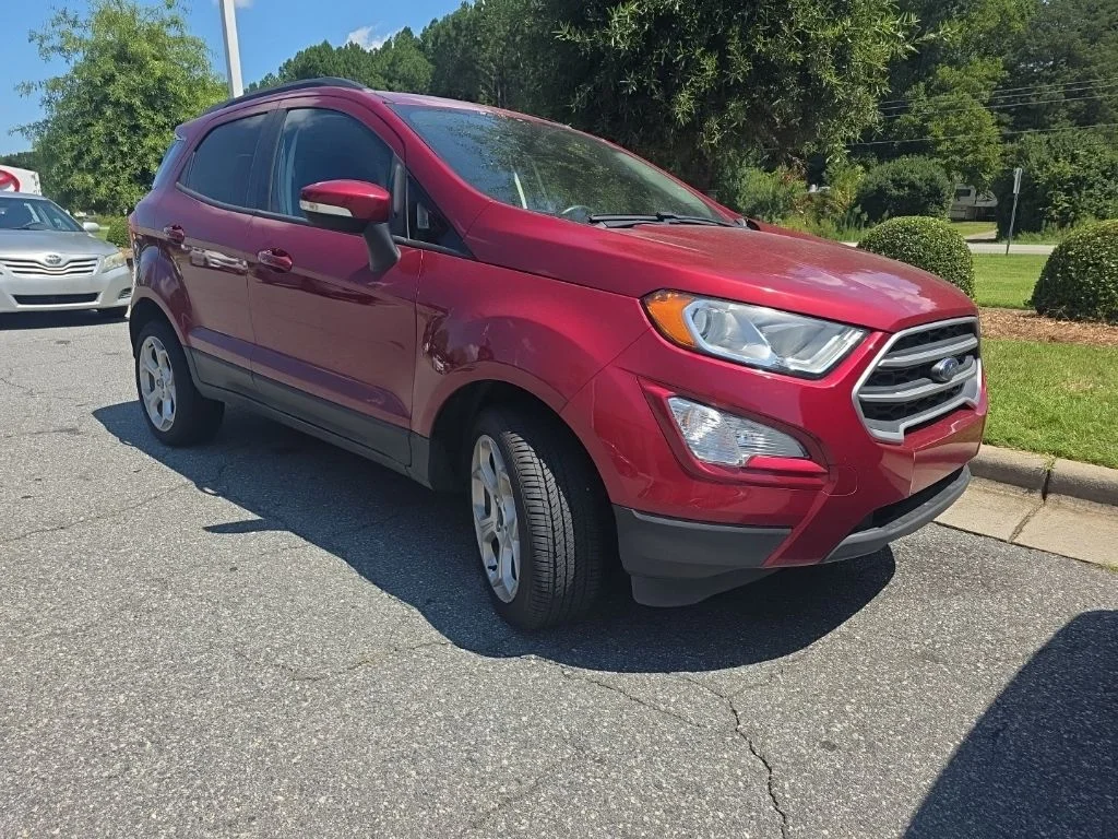 Used 2021 Red Ford SE image 3