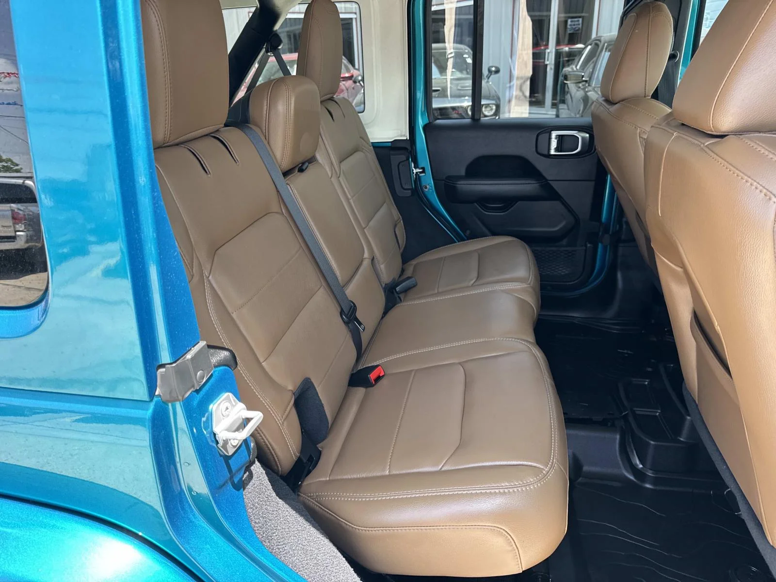 Used 2020 Green Jeep Sahara image 9