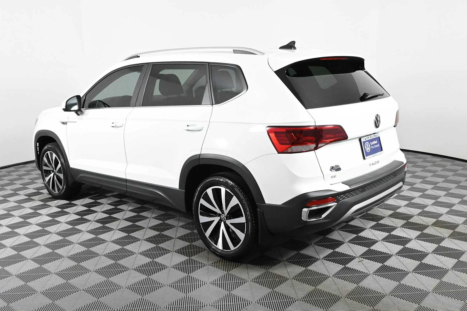 Certified Used 2024 Pure White Volkswagen SE image 4