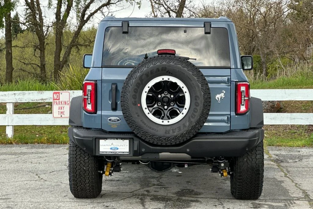 New 2025 Azure Gray Metallic Ford Badlands image 5
