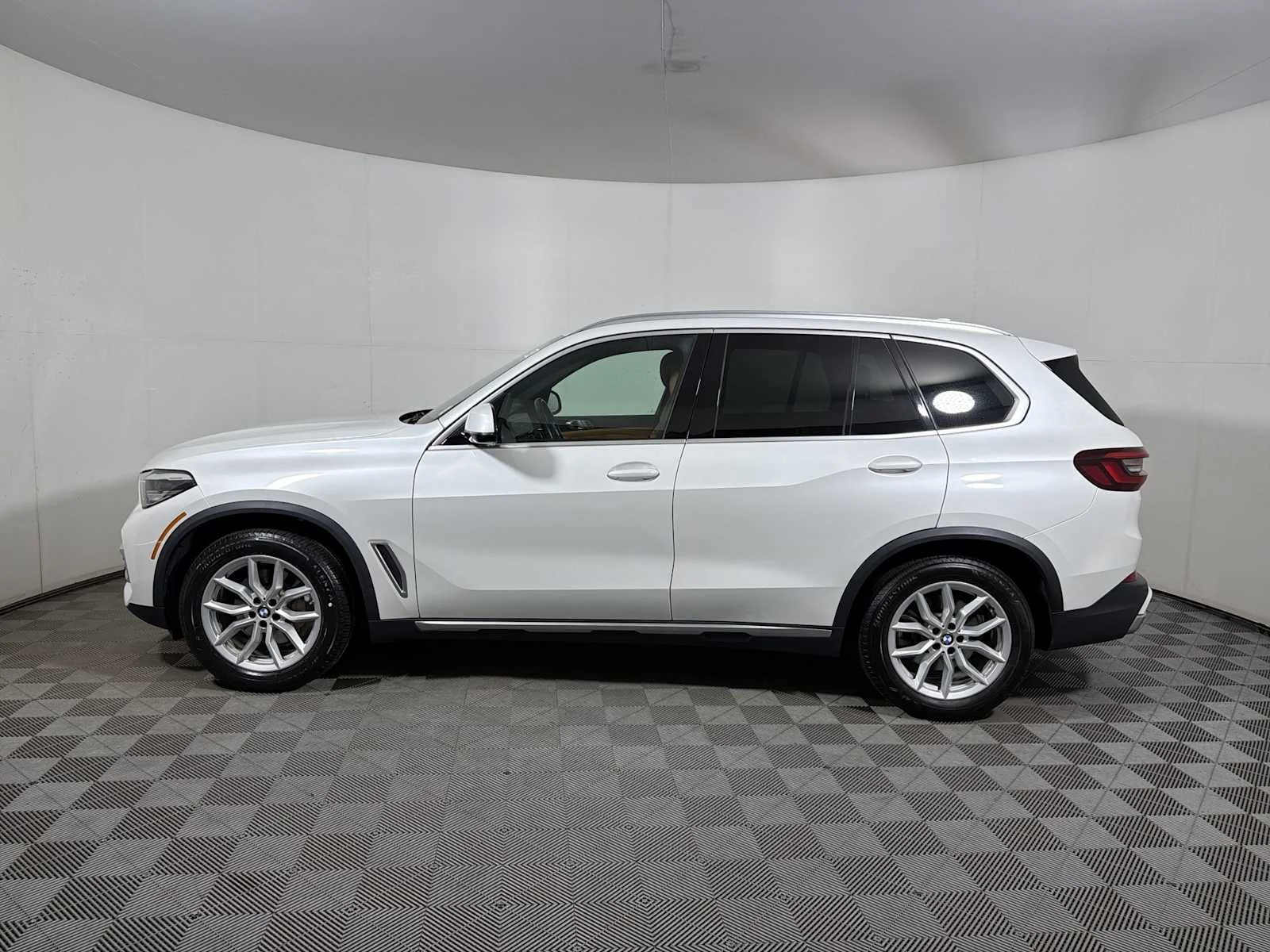 Certified Used 2023 Mineral White Metallic BMW xDrive40i image 4