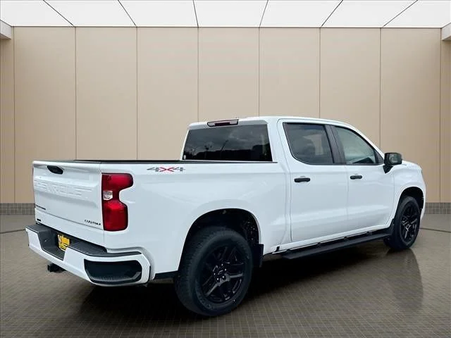 Used 2022 White Chevrolet Custom image 3