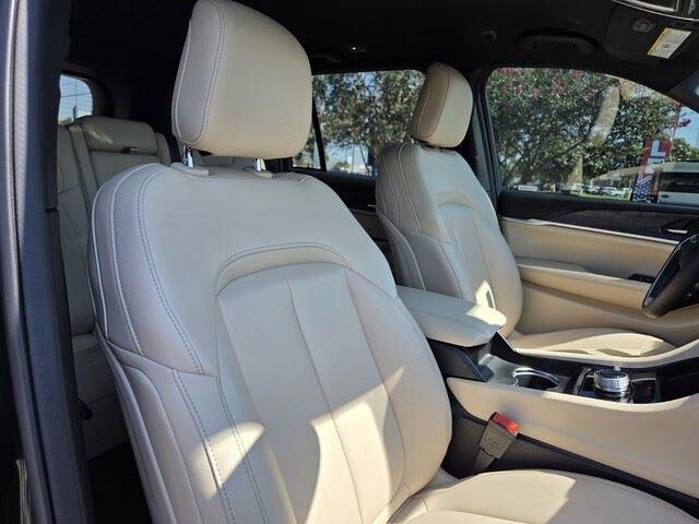 Used 2024 Diamond Black Crystal Pearlcoat Jeep Limited image 33