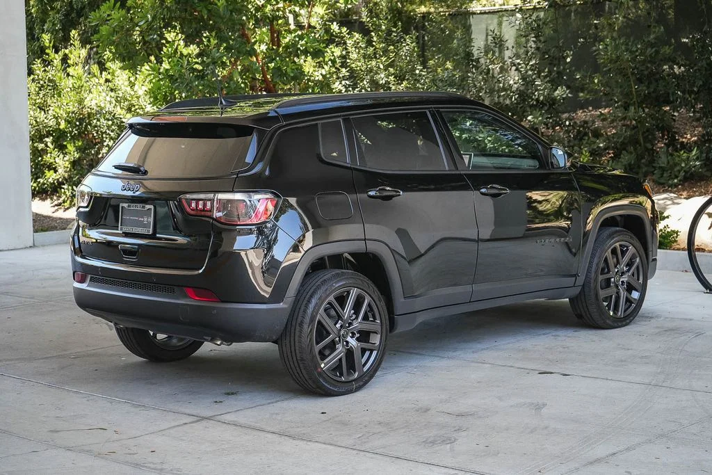 New 2026 Diamond Black Crystal Pearl-Coat Exterior Paint Jeep Limited image 6