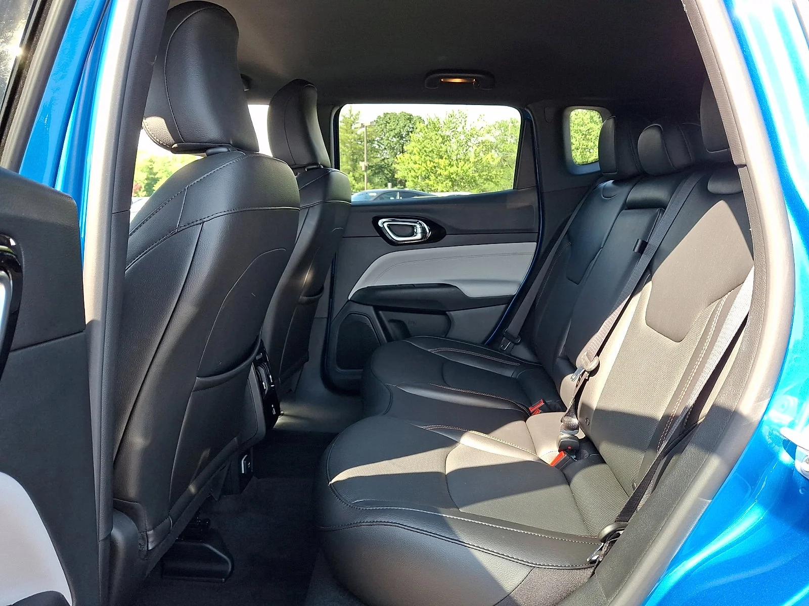 Used 2023 Laser Blue Pearlcoat Jeep Limited image 9