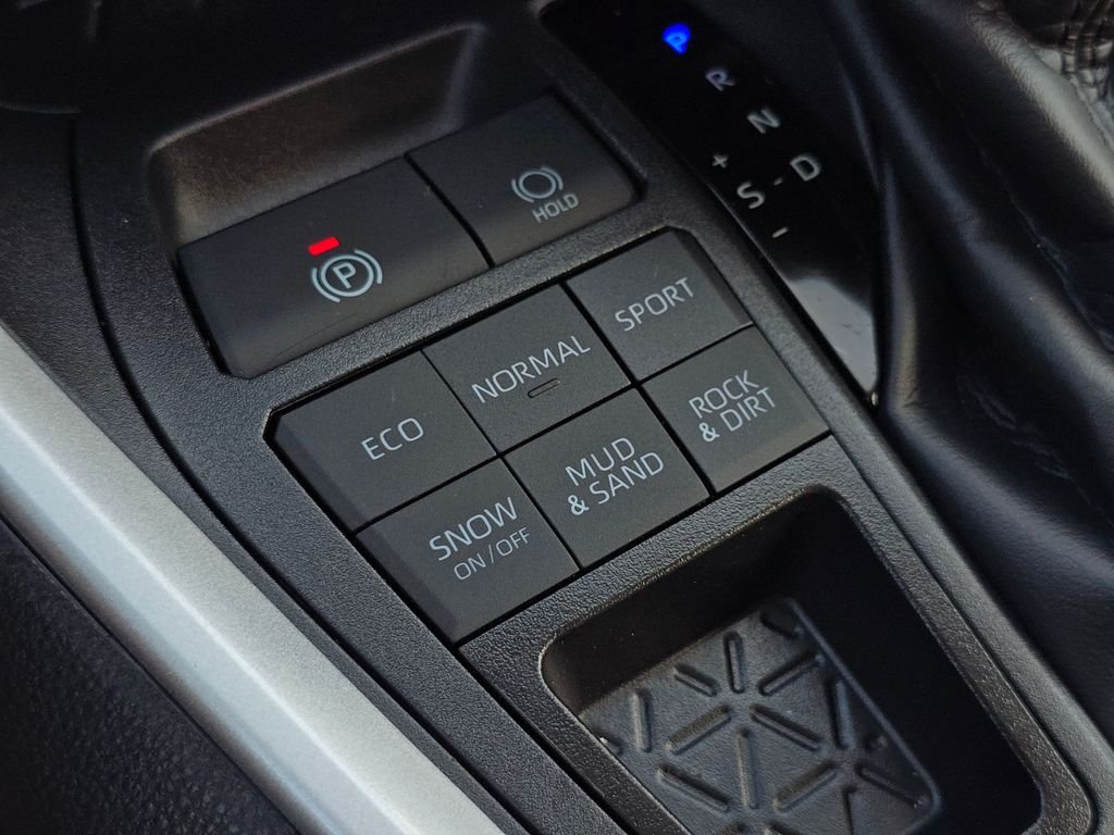 Used 2025 White Toyota XLE image 34