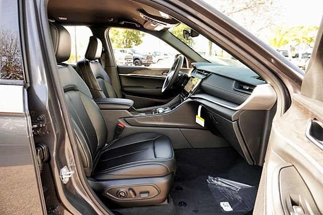 New 2026 Baltic Gray Metallic Clear-Coat Exterior Paint Jeep Limited image 14