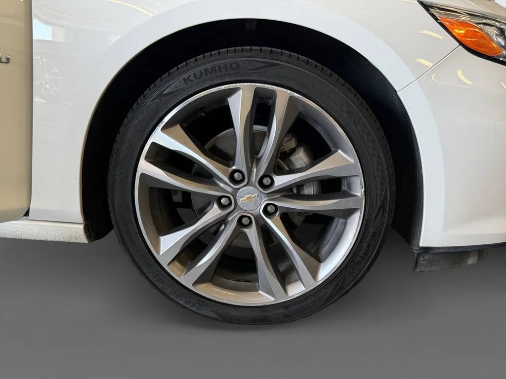 Used 2024 Summit White Chevrolet 2LT image 9