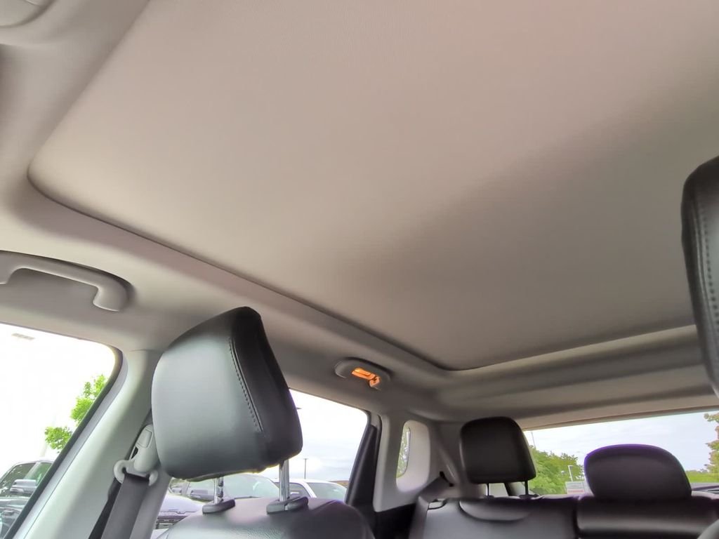 Used 2022 White Jeep Latitude image 40