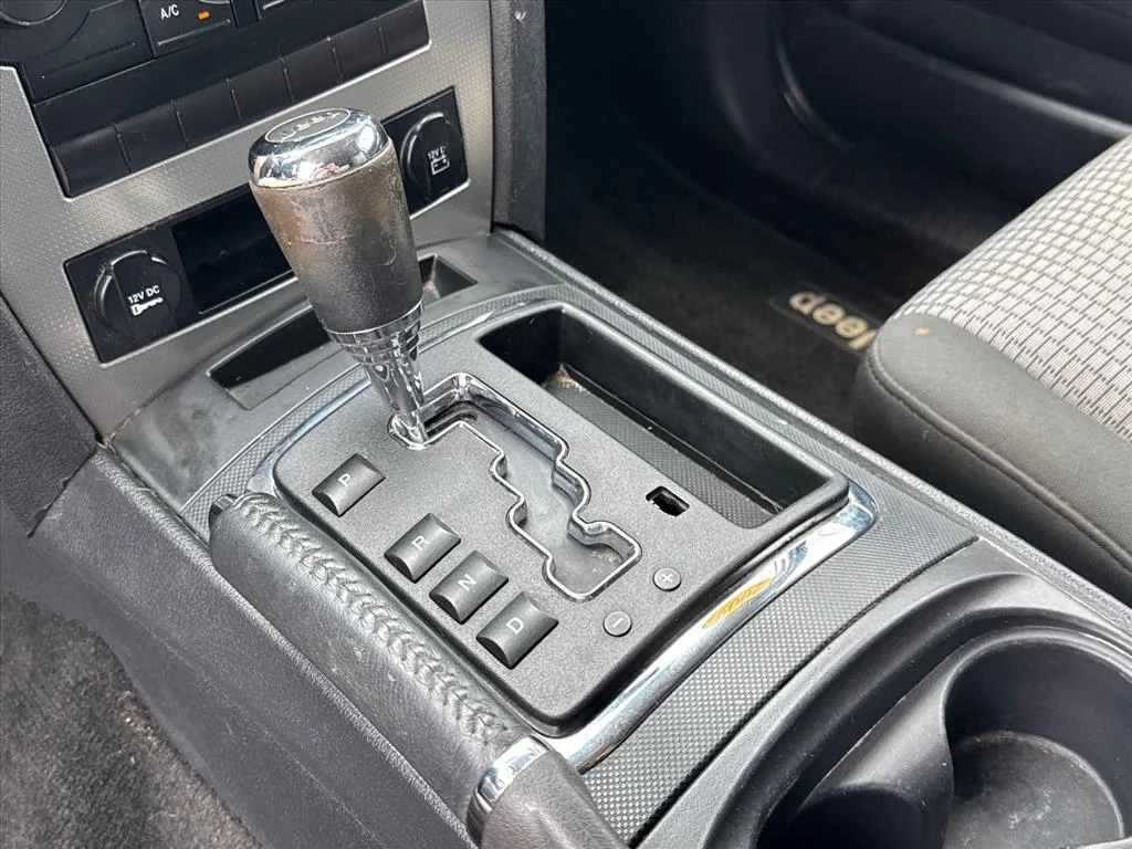 Used 2009 Green Metallic Jeep Laredo image 21