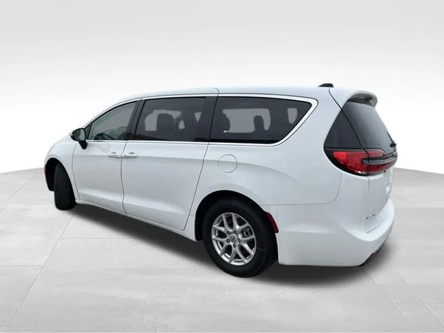 Used 2023 White Chrysler Touring L image 5