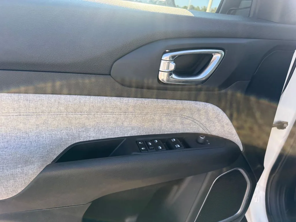 Used 2024 White Jeep Latitude image 5