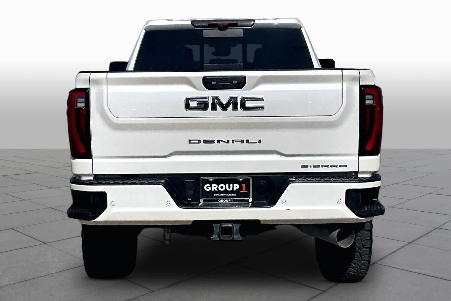 Used 2024 White Frost Tricoat GMC Denali Ultimate image 5
