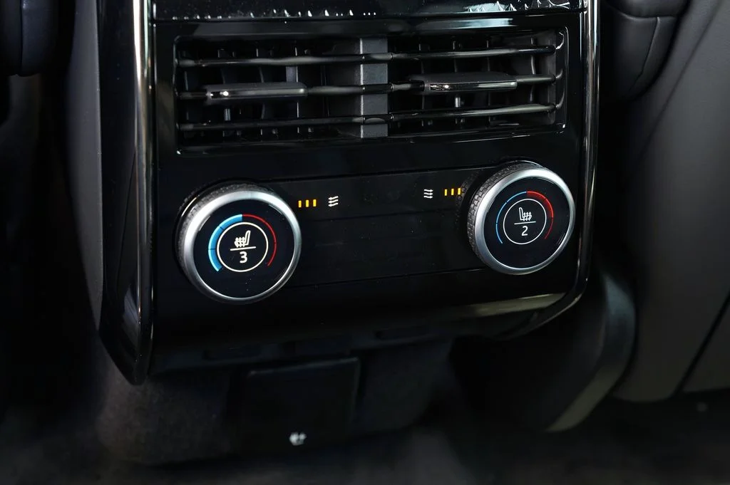 New 2026 Santorini Black Land Rover Dynamic SE image 36