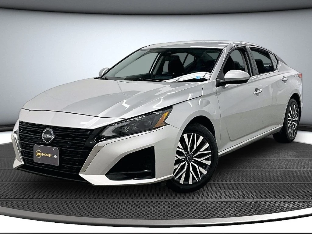 Used 2023 Silver Nissan 2.5 SV image 3
