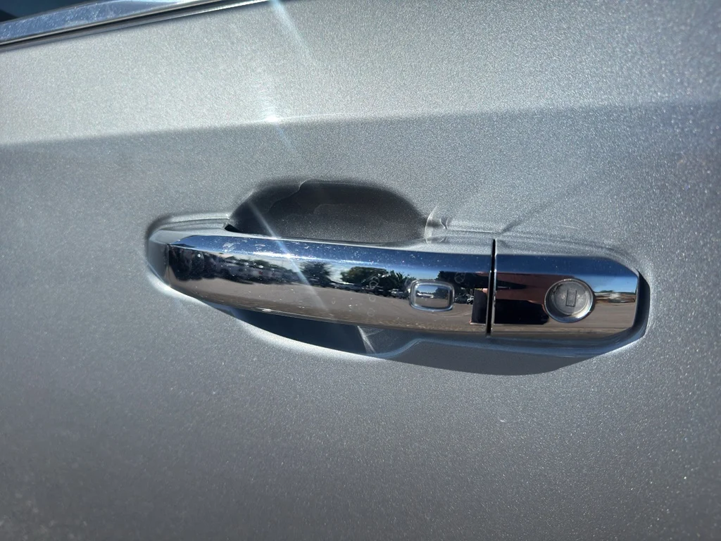 Used 2025 Sterling Metallic GMC Denali image 9