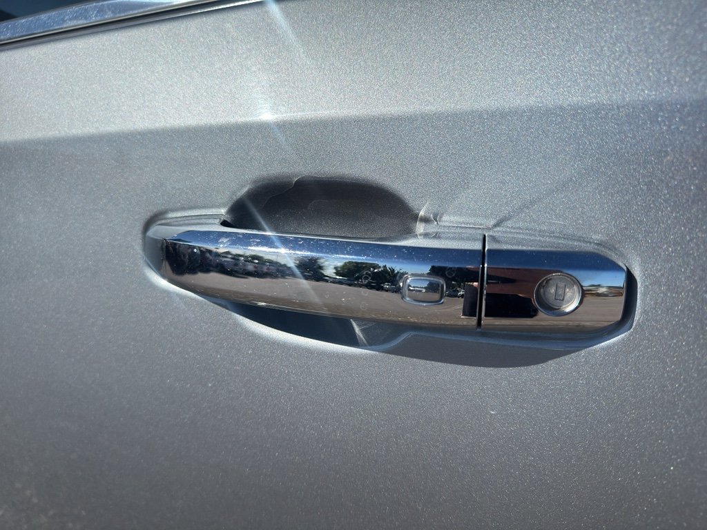 Used 2025 Sterling Metallic GMC Denali image 9